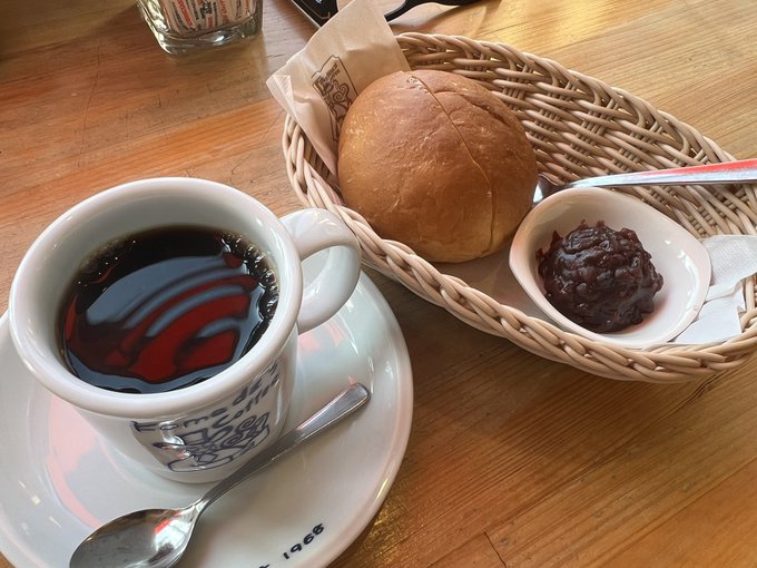 久しぶりににコメダ珈琲に来たらモーニングのパンが山食パン以外にローブパンが選べて更におぐらあんや、たまごペーストも選べる