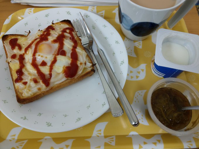 今日の朝飯と昼飯。昼一人だったので完全におつまみ系所謂ゴールデンタイムに寝てると元気で料理なんかしてみようと思えるが、創