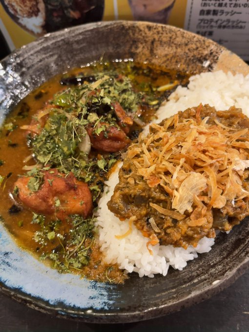 あいがけカレー、チキン、辛さ1💦見た目スパイススパイスしてると思ったが普通に美味しいカレーライスです！まさにトリコになり