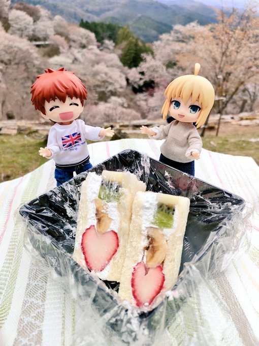 士剣ちゃんと #衛宮ごはん のフルーツサンド🍓🍌🥝🥪です✨桜🌸を見ながらいただきます(*^^*)#ねんどろいどどーる#セ 士剣ちゃんと #衛宮ごはん のフルーツサンド🍓🍌🥝🥪です✨桜🌸を見ながらいただきます(*^^*)#ねんどろいどどーる#セ
