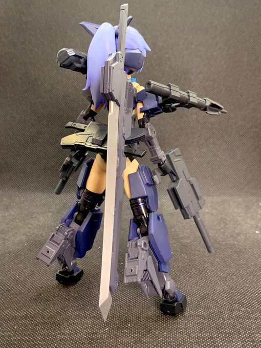 近接武器はサムライマスターソードと2振りのナイフ。そして脚にはスラスターを増設#フレームアームズ・ガール #FAガール 