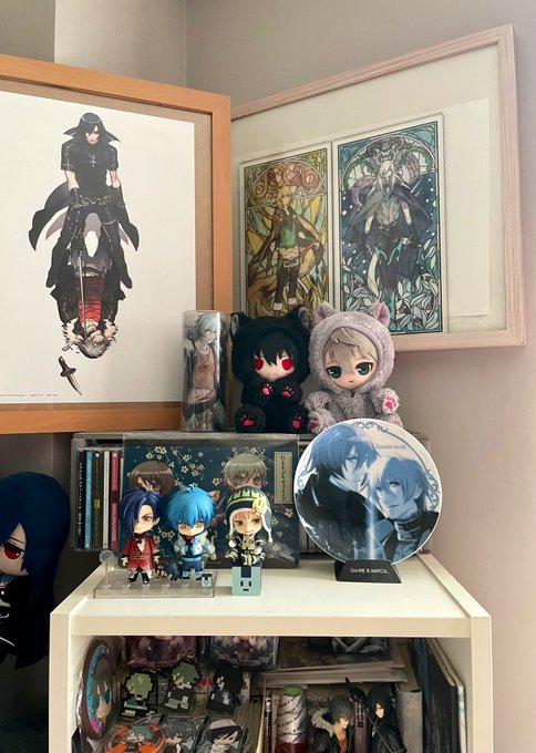 ちなみに今までドール置いてた場所はドラマダねんどろとシキアキ絵皿とにゃんずなどを飾ったよ ちなみに今までドール置いてた場所はドラマダねんどろとシキアキ絵皿とにゃんずなどを飾ったよ