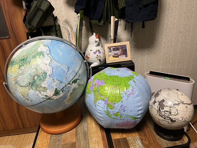 地球儀🌏揃い踏み！😍左から①普通の地球儀（日本語）②ビーチボール地球儀（英語）③ファルク地球儀（1700年オランダ製）世