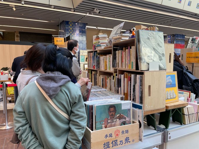 昨日から京都駅前地下街PORTAの催事場の古本市が開催されているのですが、ちょこっとレコード出させてもらっていますー、中 昨日から京都駅前地下街PORTAの催事場の古本市が開催されているのですが、ちょこっとレコード出させてもらっていますー、中