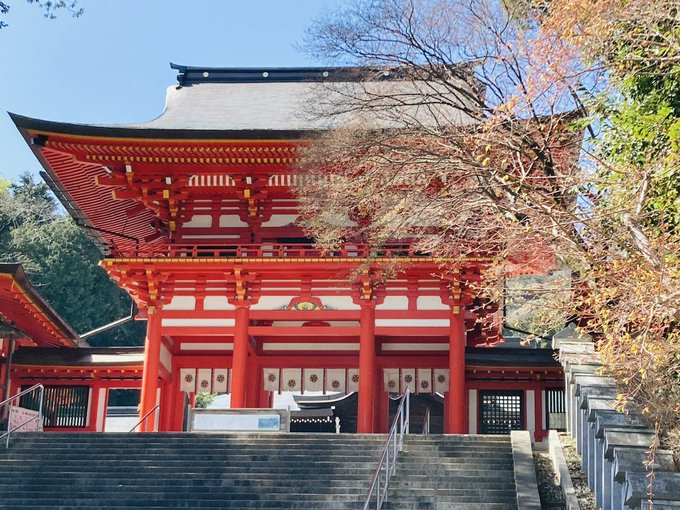 滋賀県大津市に鎮座する近江神宮。御祭神は天智天皇。百人一首や競技かるたと縁があり、『ちはやふる』の舞台となった神社です。