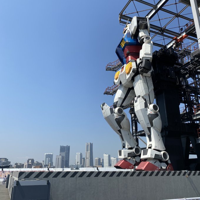 横浜を眺めるガンダムさん 横浜を眺めるガンダムさん