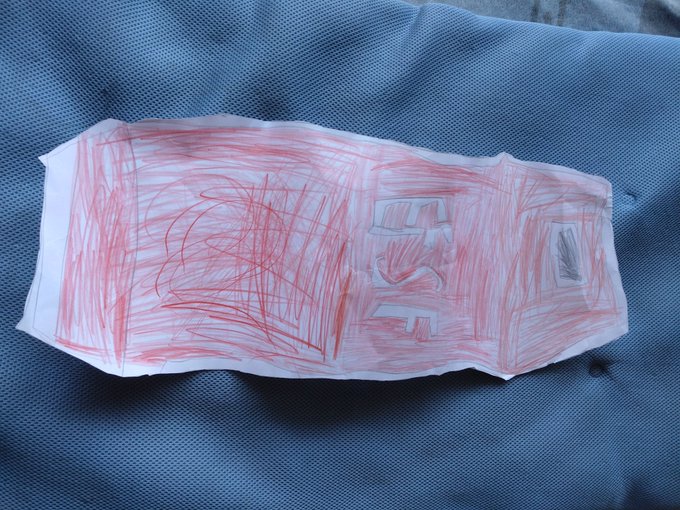 うちの妹(小1になる)の作ったフルアーマーガンダム(サンダーボルト版)の盾しっかり覗き穴あるし、EFSFって書いてあるし