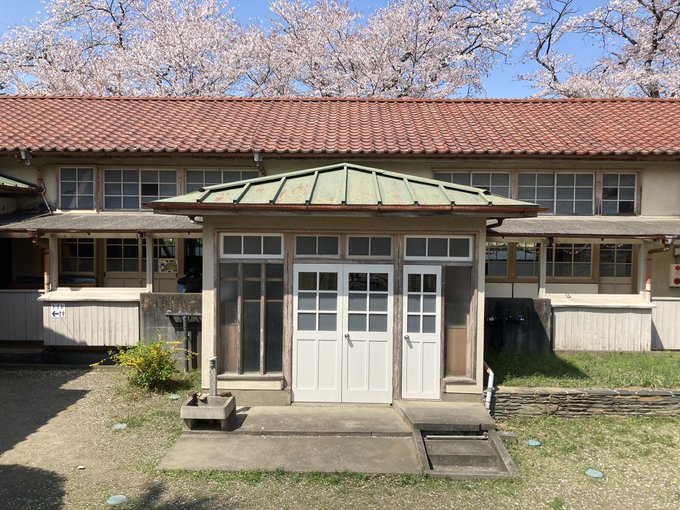 続いて旧下里分校へ。ここは「のんのんびより」の舞台のモデルとなった場所であり、中にはキャラクターが描かれた黒板が。また教 続いて旧下里分校へ。ここは「のんのんびより」の舞台のモデルとなった場所であり、中にはキャラクターが描かれた黒板が。また教