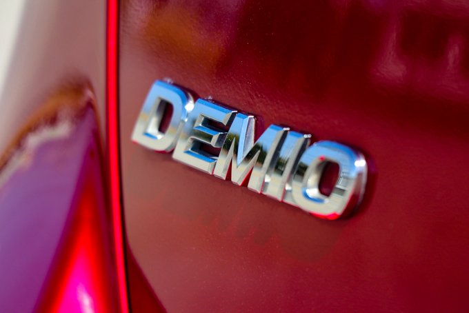 絶対洗車‼️ちゃんとやりました😊今日は「DEMIO」の部分を念入りに✨専用の筆みたいなのを用意するのを忘れたので…使って 絶対洗車‼️ちゃんとやりました😊今日は「DEMIO」の部分を念入りに✨専用の筆みたいなのを用意するのを忘れたので…使って