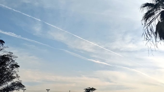 遠くまで伸びてゆくふたつの飛行機雲新しい世界へ、飛んでいけ……旅の無事を祈ります──#L_witch ✈️🌟🧙🏻🪄 