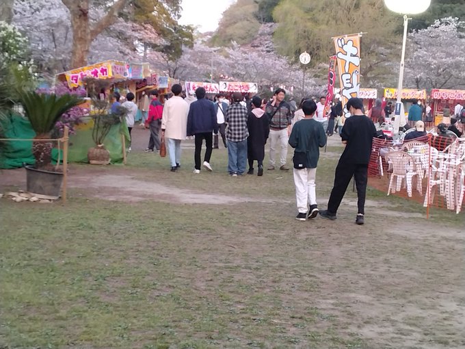 秒速5センチメートルを見るために千葉県茂原市の茂原公園にやってきたら、屋台が出ていて、ついでにビール飲みながら花見もでき