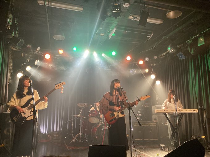 こんにちは!4年の人です!実は私はバンドとか全然知らないで入りました💦それでも色々な人と仲良くなって沢山のバンドを教えて こんにちは!4年の人です!実は私はバンドとか全然知らないで入りました💦それでも色々な人と仲良くなって沢山のバンドを教えて