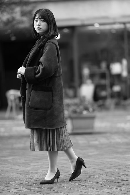 2019年12月29日に都内で撮影した、あみちゃんのモノクロ写真を。135mmの単焦点で立ちポーズで全身撮影。美しいモデ