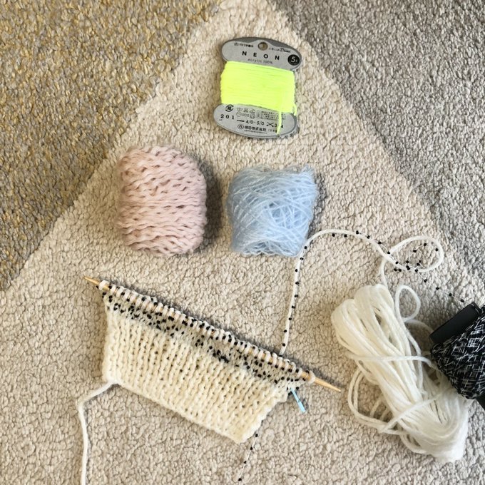 かわいい糸で平編み！という今の欲求を満たすべく、バラクラバのあまり糸でピューパなハンドウォーマーができないかなーと。#編