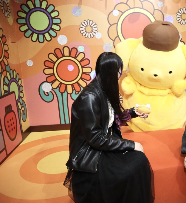 これはアグレッシブ烈子(デスボイスのすがた)のぬいぐるみを見せたところ、こわい……とびびりながら後ずさってしまうポムポム これはアグレッシブ烈子(デスボイスのすがた)のぬいぐるみを見せたところ、こわい……とびびりながら後ずさってしまうポムポム