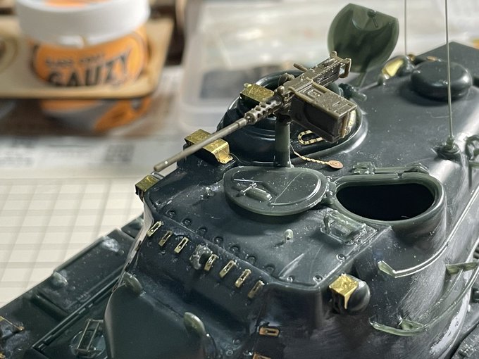 イタレリのM47パットンの製作。ニャル子を相手にしながらだったので約90分の作業。.50口径機銃をアスカモデルのものを使 イタレリのM47パットンの製作。ニャル子を相手にしながらだったので約90分の作業。.50口径機銃をアスカモデルのものを使