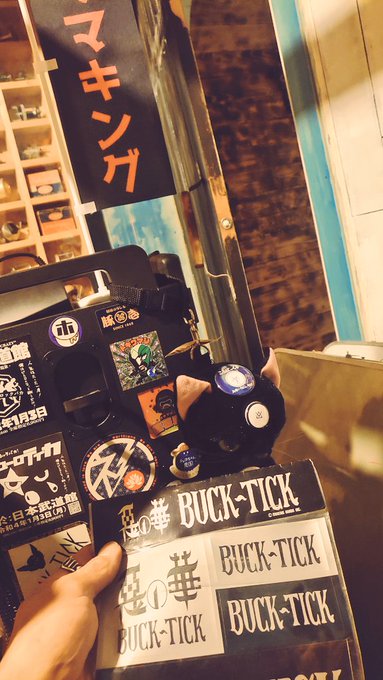 バラマキングのスピーカーに30数年前のBUCK-TICK先輩の惡の華ツアーのステッカーを貼り パワーアップ😉🤘#バラマキ バラマキングのスピーカーに30数年前のBUCK-TICK先輩の惡の華ツアーのステッカーを貼り パワーアップ😉🤘#バラマキ