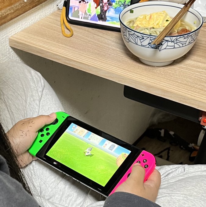 沖縄そば食べながら、クレヨンしんちゃん見ながら、Switchであつ森の我が子。発達障害は無駄にマルチタスク。あれ？もしか