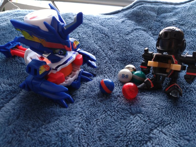 コバルトボトルを買ったので昔のビーダマンと比較したくて探したけどボロッボロなクロムゼファー?しか見つからなかった…(´・ コバルトボトルを買ったので昔のビーダマンと比較したくて探したけどボロッボロなクロムゼファー?しか見つからなかった…(´・