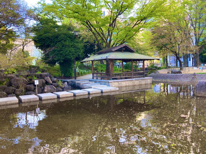 朝から「言の葉の庭」に出てきたみたいな公園あってテンションが上がってる。 