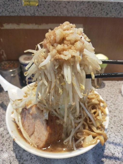 藤原さん✨のお話通り、豚spice抜群なメチャ旨仕様❗コク旨の豚マロに骨感プラスで超ブッチギリ~⤴️麺も中太Red 藤原さん✨のお話通り、豚spice抜群なメチャ旨仕様❗コク旨の豚マロに骨感プラスで超ブッチギリ~⤴️麺も中太Red