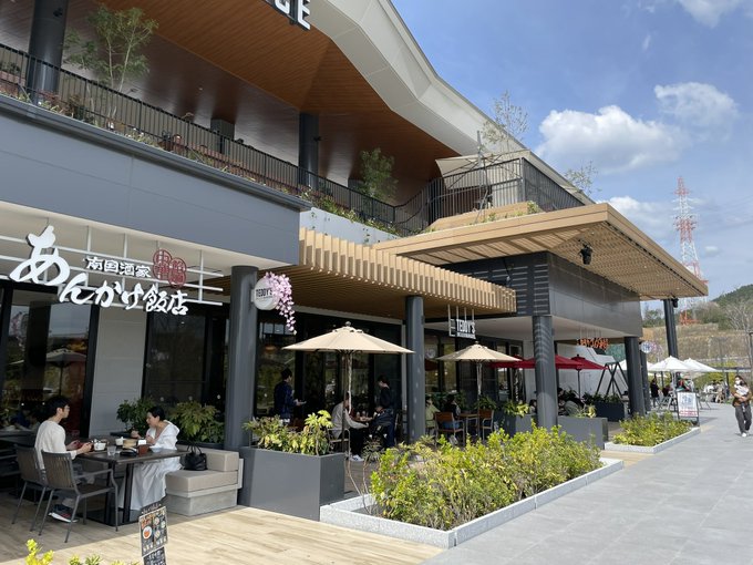割とセレパラできそうなロケーションが沢山ある※セレパラ:オープンイベントを近くの飲食店のテラス席で食事しながら見るという 割とセレパラできそうなロケーションが沢山ある※セレパラ:オープンイベントを近くの飲食店のテラス席で食事しながら見るという