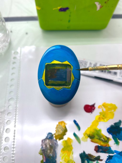 絵画教室はイースターエッグの課題なので卵にたまごっち描いてるまだまだ終わらなそう#イースターエッグ 