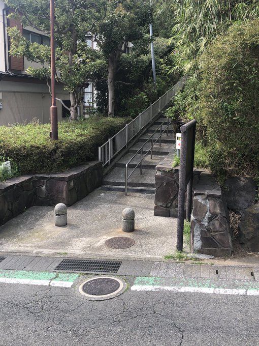 #横須賀 #たまゆら #tamayura #はまゆう公園 はまゆう公園への階段流石にスーパーローアングルを実演して自撮り