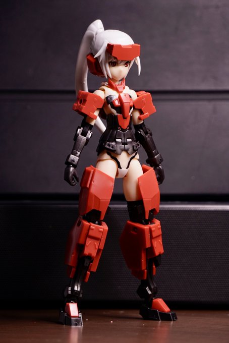 フレームアームズ・ガール&ウェポンセット 迅雷ver.を組みました。暗い赤と黒のツートンと不敵な感じの表情パー フレームアームズ・ガール&ウェポンセット 迅雷ver.を組みました。暗い赤と黒のツートンと不敵な感じの表情パー