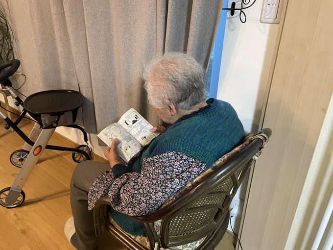 おばあちゃんがアオハライド読んでる☺️ おばあちゃんがアオハライド読んでる☺️