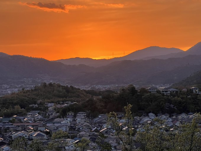 #京都市右京区御室 にある #双ヶ丘(雙ケ岡)山頂(標高116m)から見る #嵯峨野 界隈の「#片割れ時」(『君の名は。 #京都市右京区御室 にある #双ヶ丘(雙ケ岡)山頂(標高116m)から見る #嵯峨野 界隈の「#片割れ時」(『君の名は。