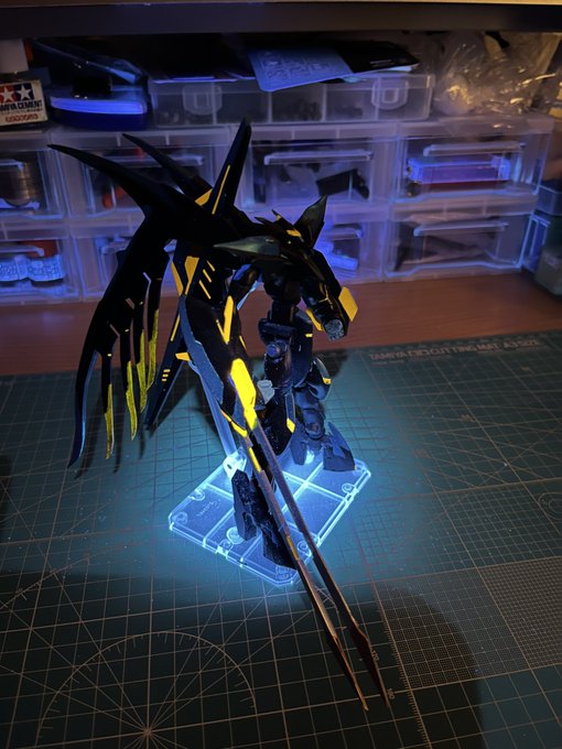 今まで知らなかったのですが、ガンダムマーカーメタリックオレンジはブラックライトで光るようです。メタブルーは光らないですね 今まで知らなかったのですが、ガンダムマーカーメタリックオレンジはブラックライトで光るようです。メタブルーは光らないですね