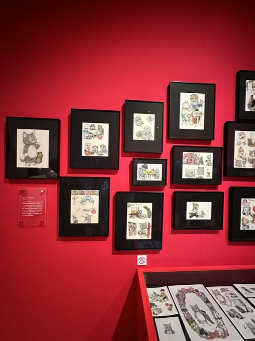 昨日は念願かなってヒグチユウコ展に大きく描いて小さく印刷しているのかと思いきや、現物よりも小さなサイズで物によっては針ほ 昨日は念願かなってヒグチユウコ展に大きく描いて小さく印刷しているのかと思いきや、現物よりも小さなサイズで物によっては針ほ