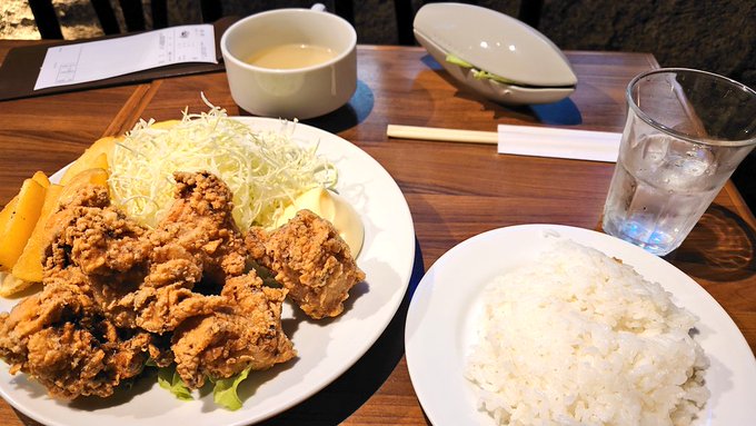怪獣酒場の唐揚げランチは780円でこのボリュームなのでコメダみたいな予想外ボリュームなのよね揚げたて唐揚げおいちい 怪獣酒場の唐揚げランチは780円でこのボリュームなのでコメダみたいな予想外ボリュームなのよね揚げたて唐揚げおいちい