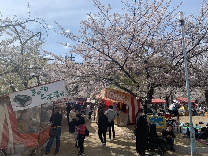 こういう風景を見ると、ようやく今までのような日常が戻ってきたなぁとしみじみ😊子供達もすごく嬉しそう‼︎やっぱり祭や屋台の こういう風景を見ると、ようやく今までのような日常が戻ってきたなぁとしみじみ😊子供達もすごく嬉しそう‼︎やっぱり祭や屋台の