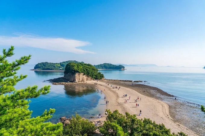 非日常感を味わいたいなら香川県の小豆島へ🛥干潮時だけ現れる「エンジェルロード」や、魔女の宅急便のロケセットがある「オリー