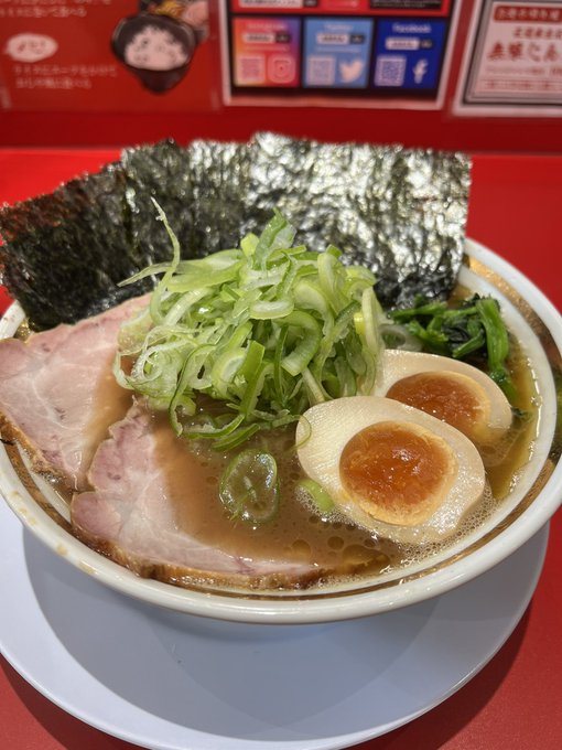 先着20杯ｯﾃ事で #青森市 #野呂家 さんにて特製ラーメン！葱増し、濃いめ、多めを頂きました( ☉д⊙)白丼(NARU