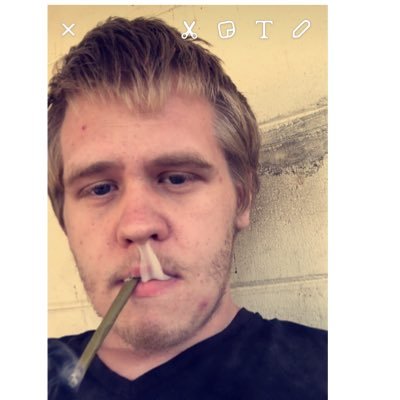 Aaron Hill fumando un cigarrillo (o marihuana)
