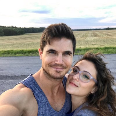    Robbie Amell con interesante, Prometida Italia Ricci  