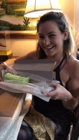 RT @UFC_Asia: ???? Cupcake enjoying THE Kaya Swiss Roll ????
@MieshaTate https://t.co/EaEw1aGNMT