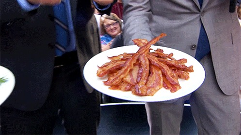 RT @TODAYshow: The smell of bacon has pervaded the plaza this morning. Mmmm.... http://t.co/qJQKaYOGth