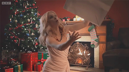 RT @lilkdm: @kylieminogue when the present is bigger than you ???? https://t.co/lSKDH9AfSy