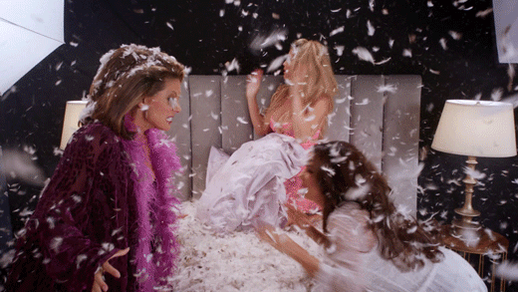 RT @nbctelenovela: That's some pillow fight! #Telenovela https://t.co/LgMOsnBVEX