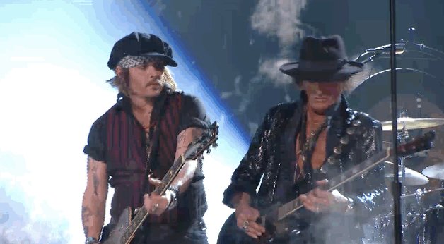 RT @VanityFair: Watch Johnny Depp go full rock star at the 2016 #GRAMMYs https://t.co/VRAlLpLLeE https://t.co/n2Nio3Z6xl