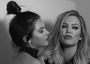 RT @Aussie_Kardash: Kisses @khloekardashian @KendallJenner ❤️ #KocktailsWithKhloe https://t.co/nV9ZRTBxQU