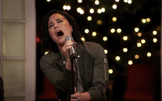 RT @MTV: .@ddlovato performs #StoneCold in one lucky fan's dining room: https://t.co/QduSMUEfjM https://t.co/PTnVCJqG5H