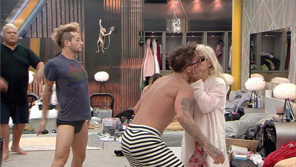 RT @bbuk: 11.10am: @SamFoxCom knows how to treat them mean... ????✋???? #CBBLive https://t.co/my8e9zaNZa