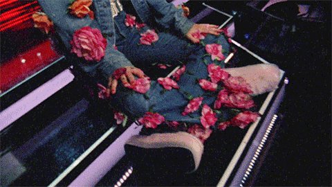 west coast!! the #voicepremiere starts now!! @NBCtheVoice https://t.co/BZ4SBuHwFH