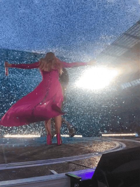 RT @adamlea2: Look how much fun @EmmaBunton is having on the @spicegirls tour!! 
#SpiceWorld2019 https://t.co/UbeYcOVlez