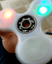 Fidget Spinner, el juguete que causa controversia en los colegios de Estados...